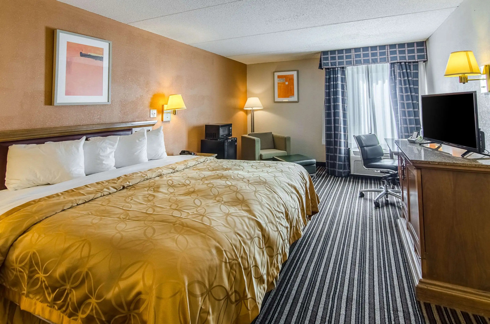 Econo Lodge Inn & Suites Norton