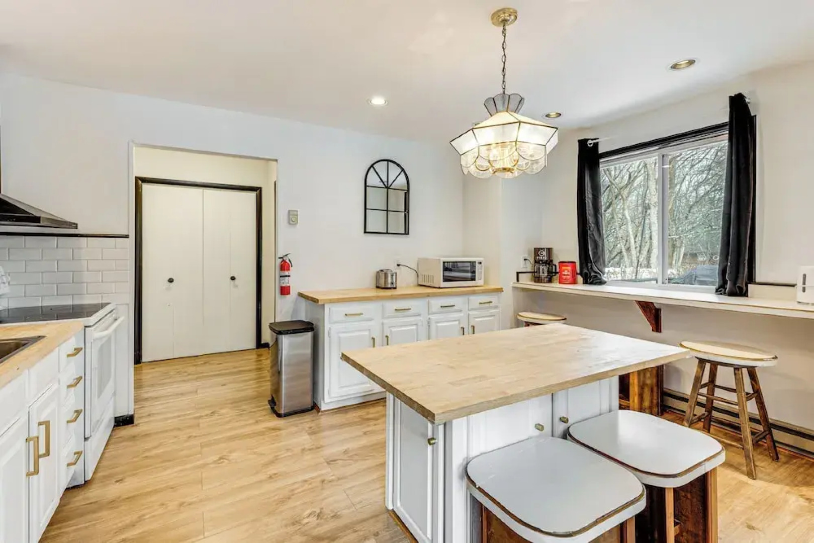 Hot Tub & Game Room: Long Pond Getaway!