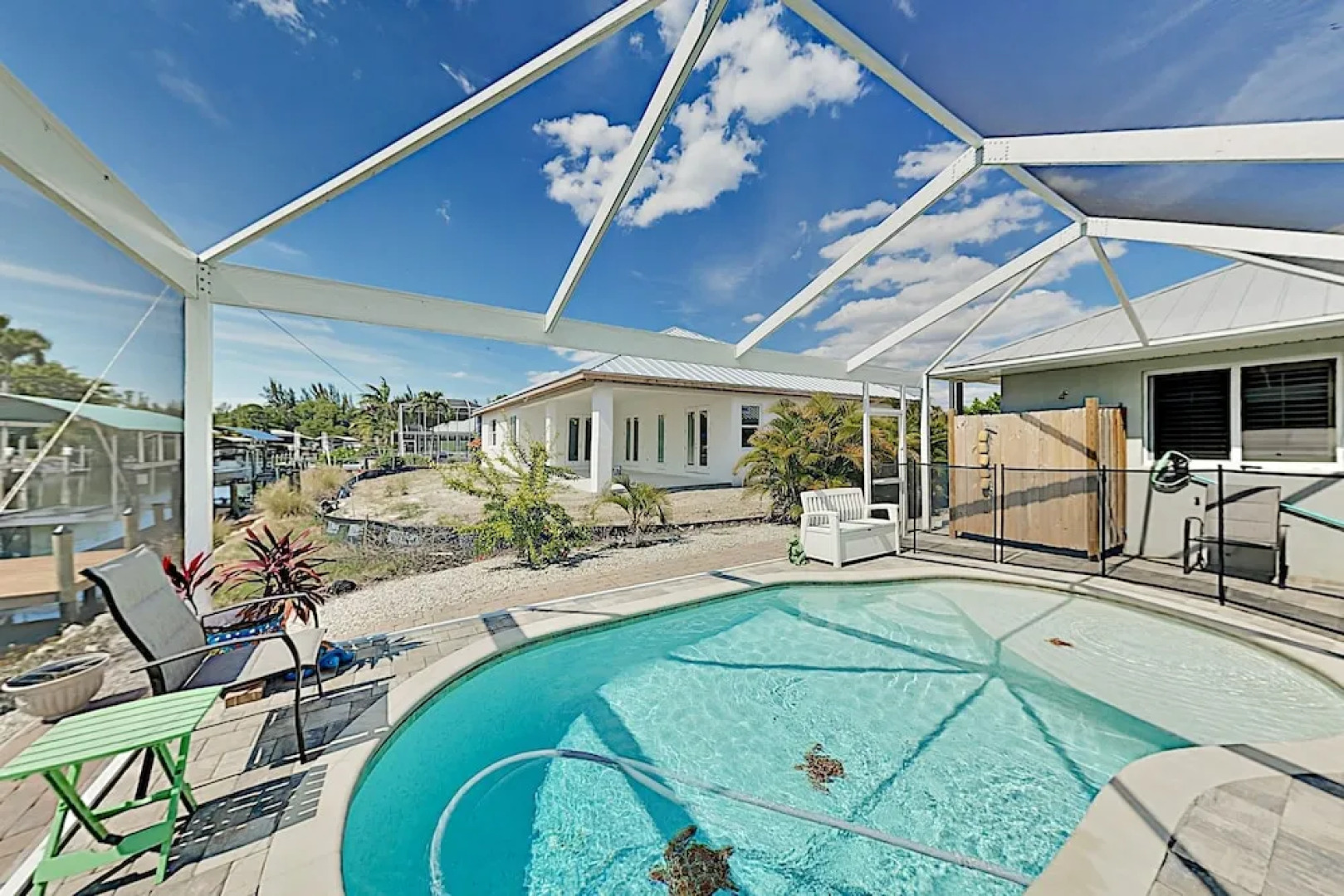 Canal House - 3 Br home by RedAwning