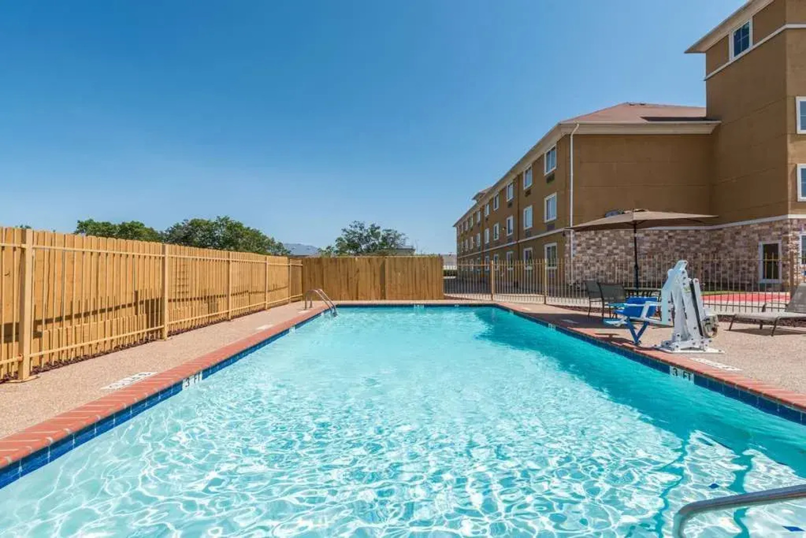Days Inn & Suites Cleburne TX