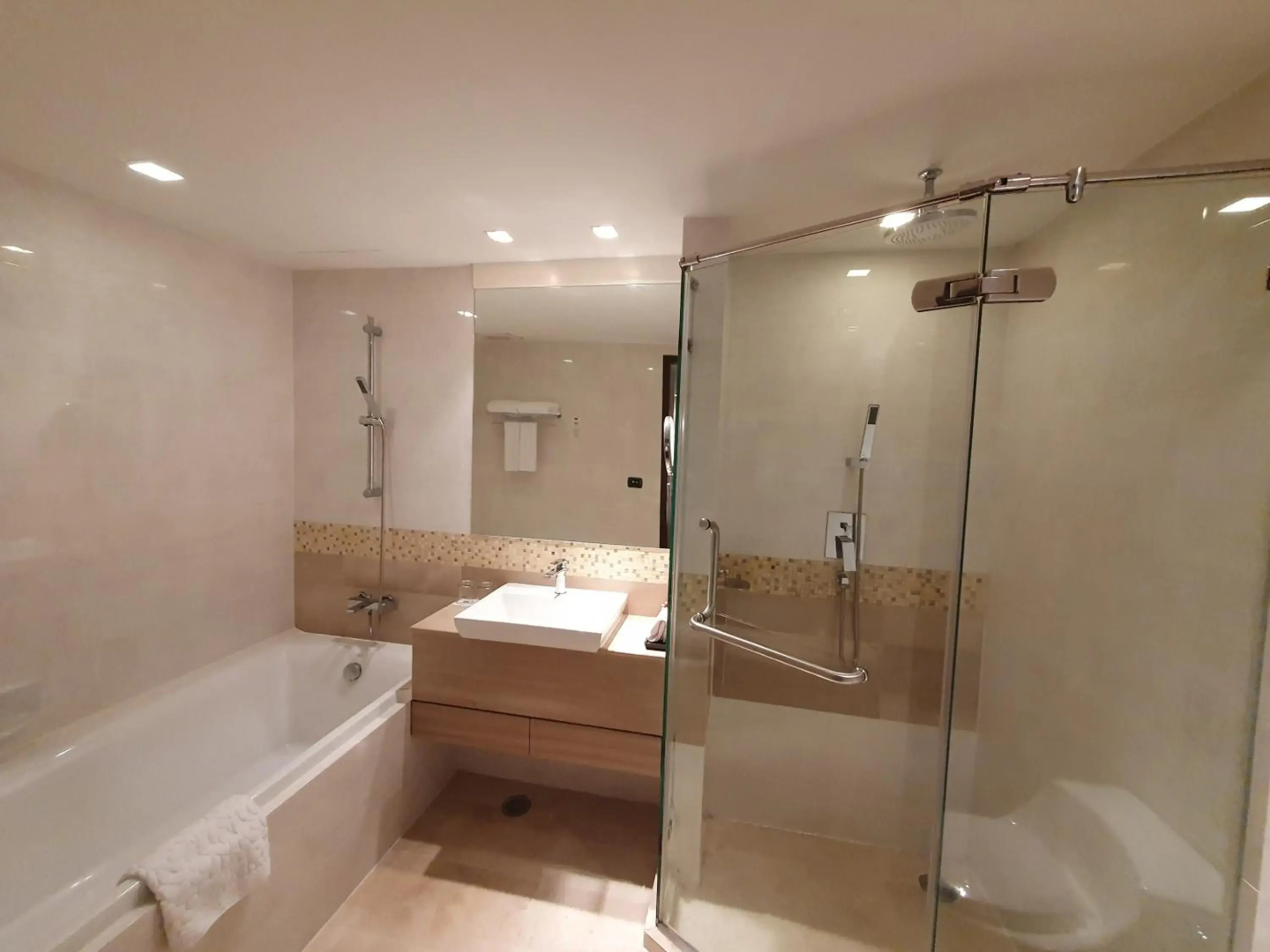 Amora NeoLuxe Hotel