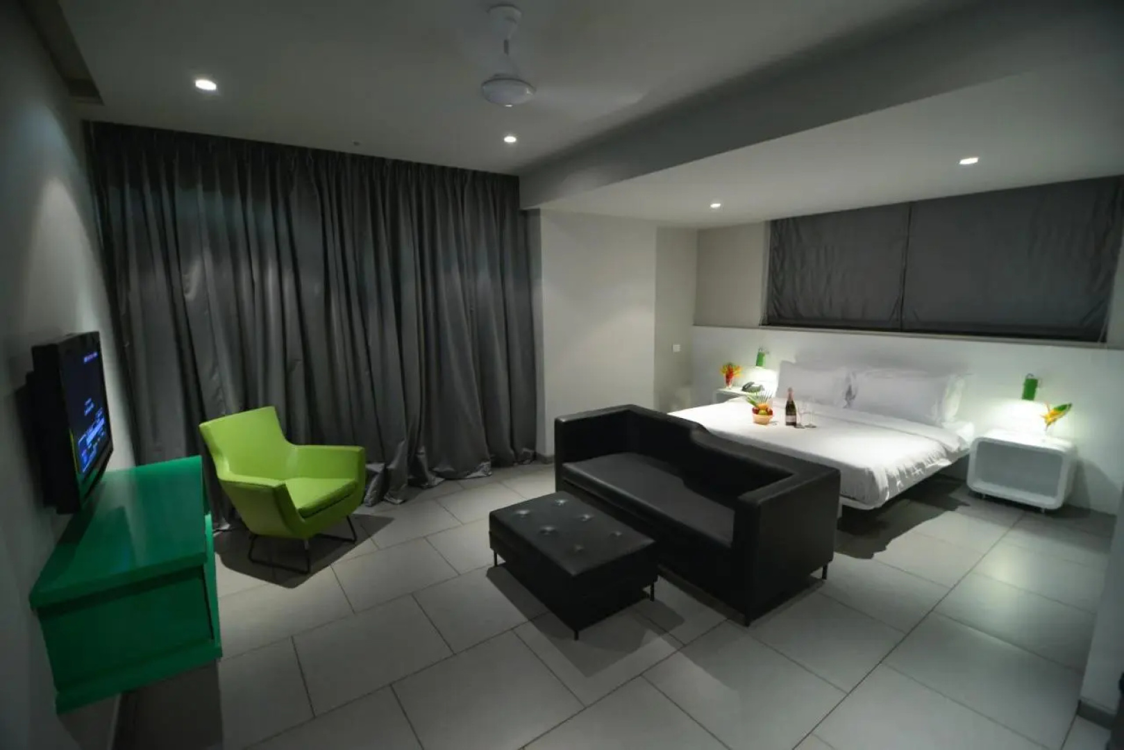 SinQ Party Hotel