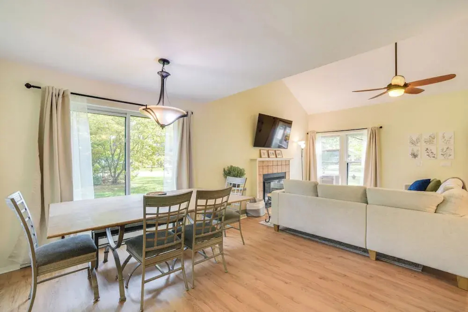 9 Mi to Saratoga Racetrack: Townhome w/ Bicycles!