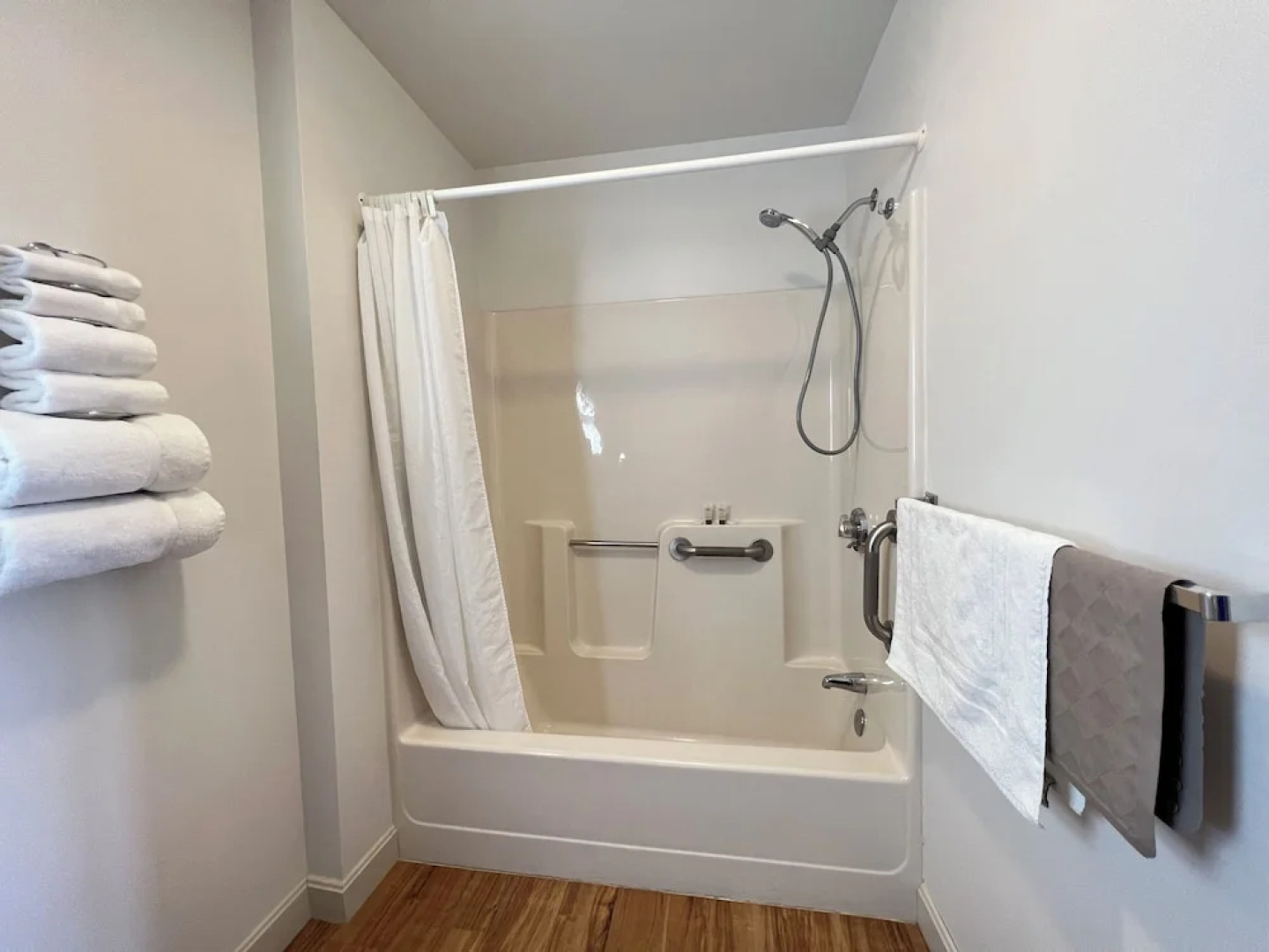 Island Pond Country Inn (Formerly the Lakefront Inn & Motel)