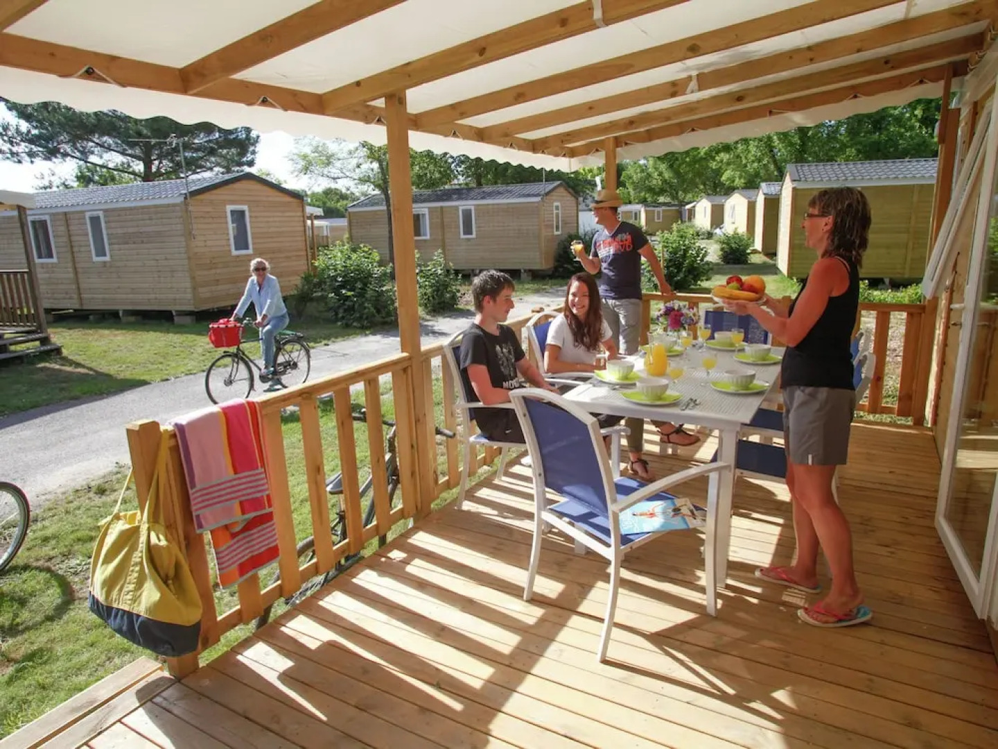 Well-kept chalet with a terrace at 800 m. from the beach