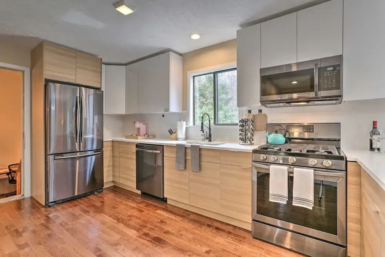 Luxury Home With Modern Finishes - Game Room & Hot Tub - Pocono Mountains 3 Bedroom Home by Redawning