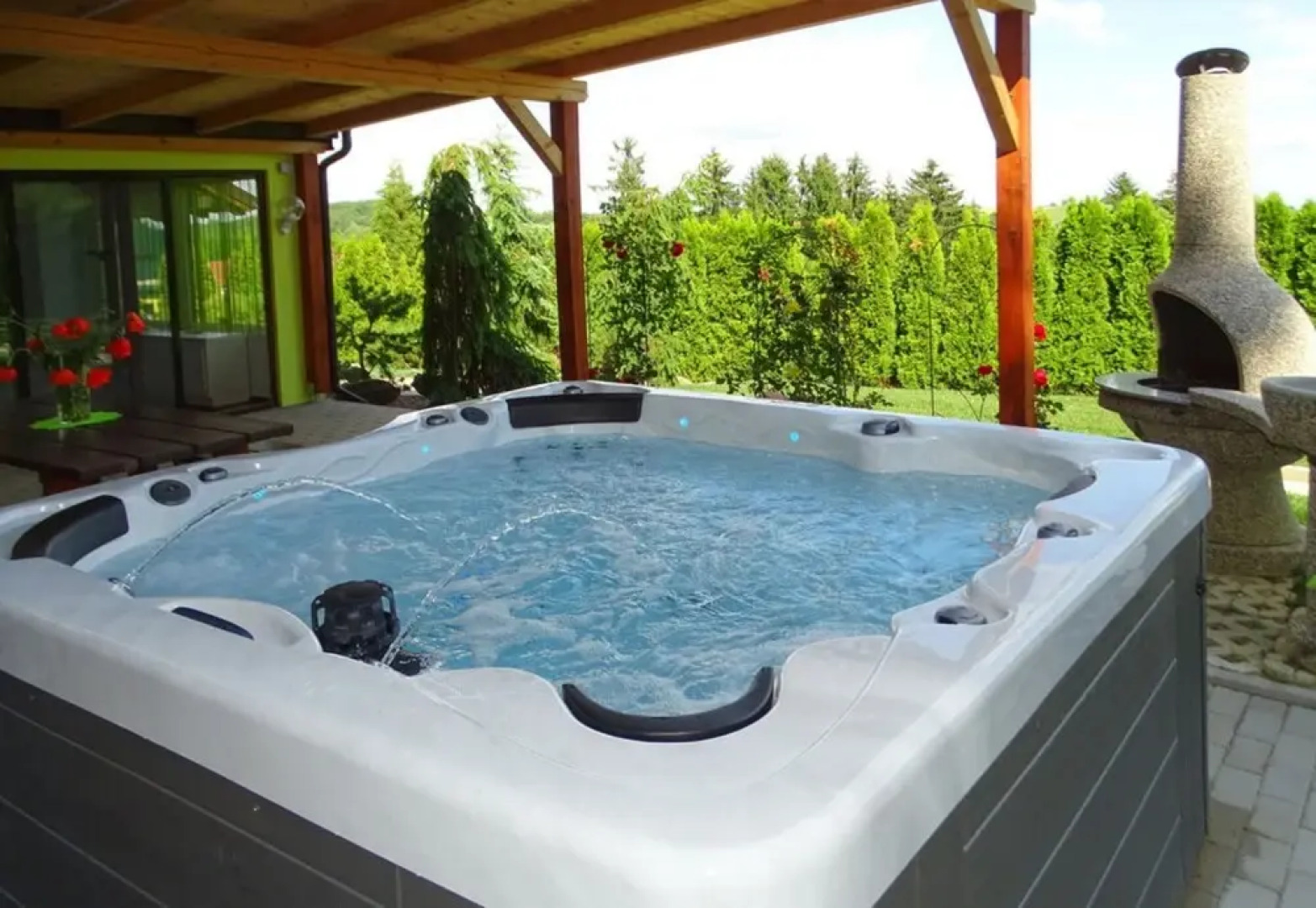 Ladybug House With Whirlpool