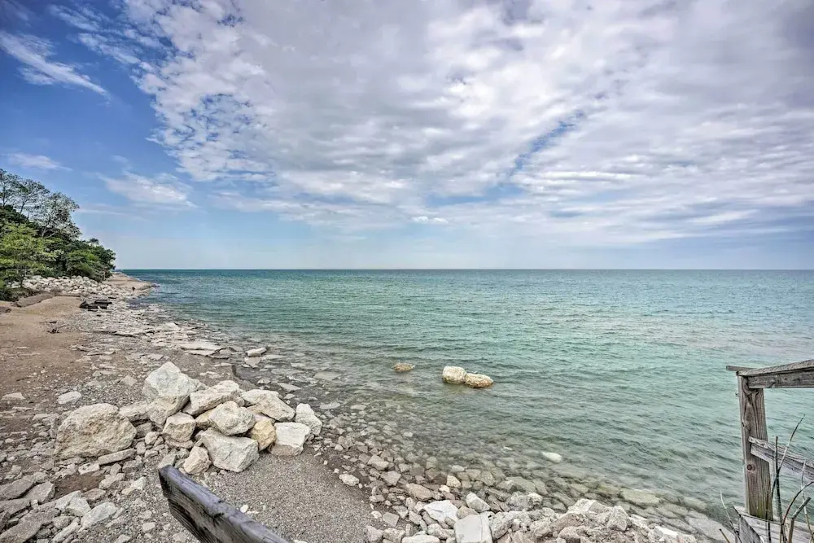 Lake Michigan Hideaway: Pool, Steps to Beach!