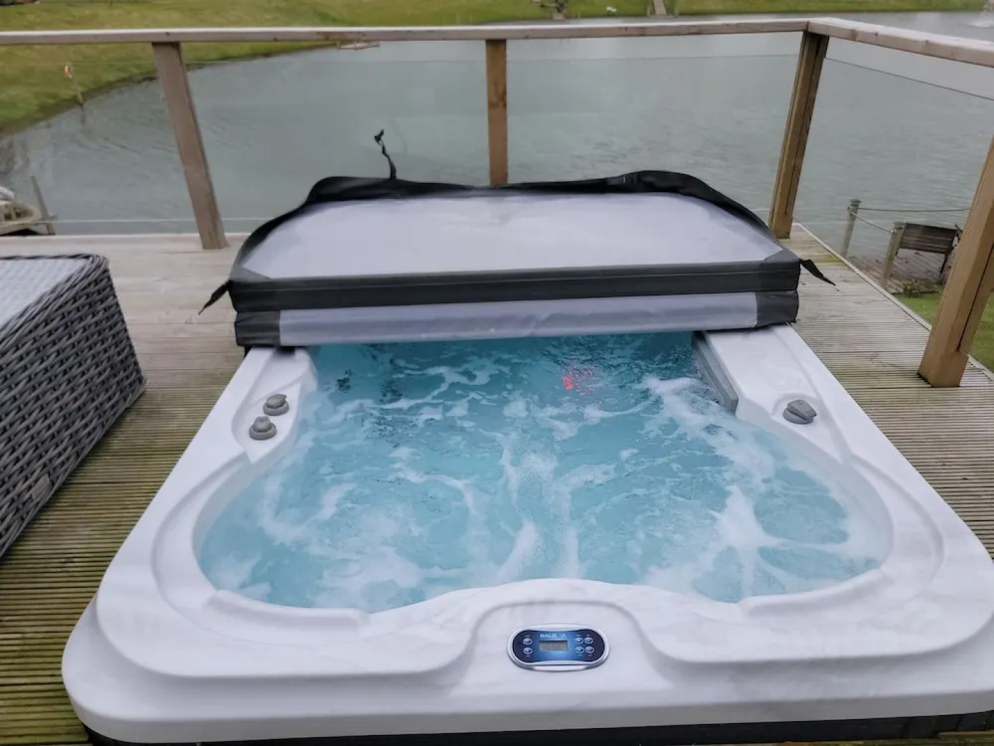 Luxury 2-bed Lodge in Routh, Sleeps 4 With Hot Tub