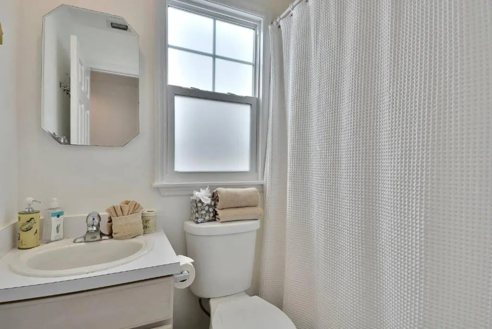 Coral Breeze by Avantstay Close to Beach w/ Balcony & Shared Pool! Month Long Stays Only