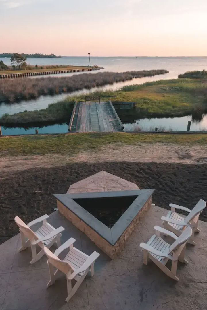 The Burrus House Inn Waterfront Suites