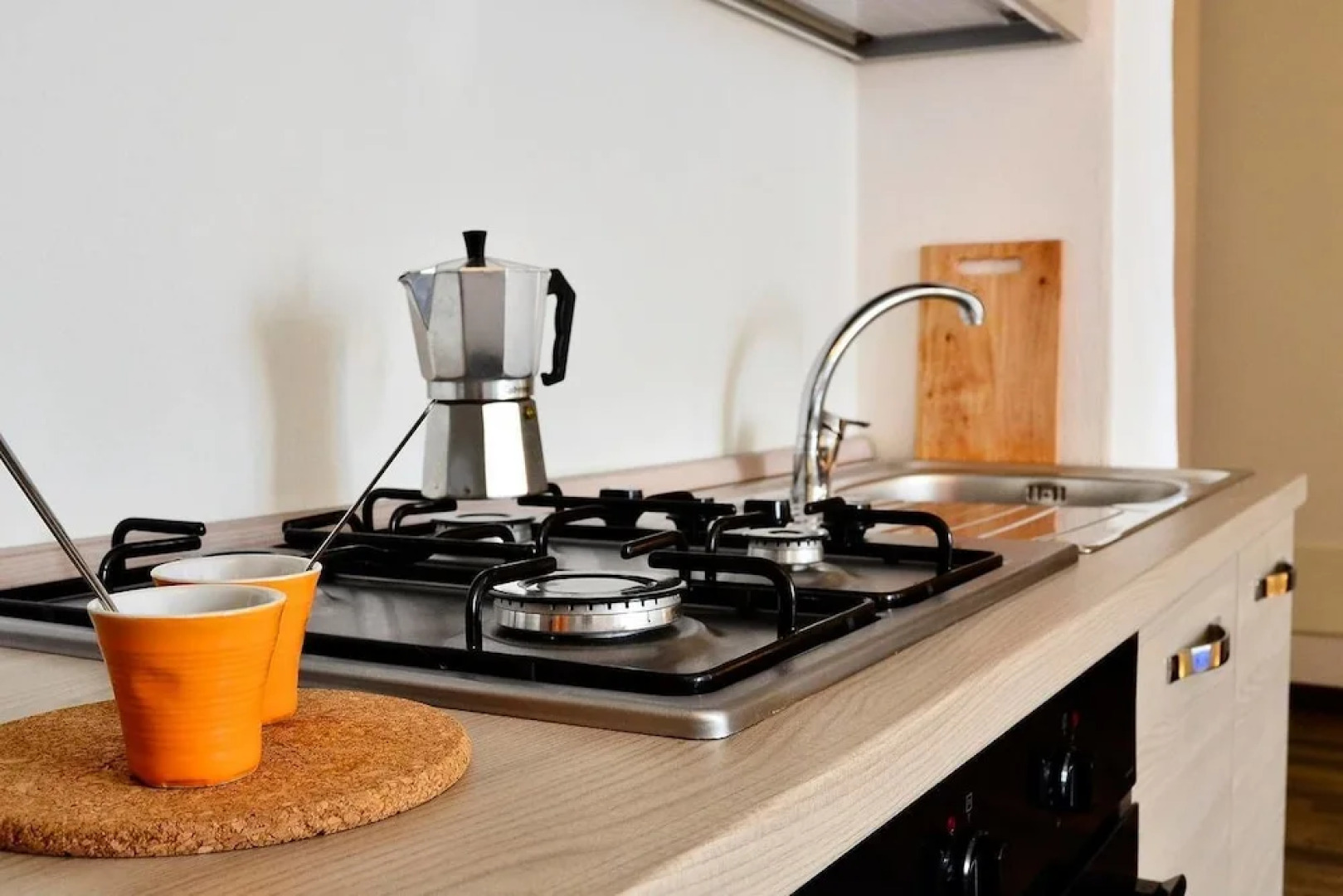 ALTIDO Cozy Lake View