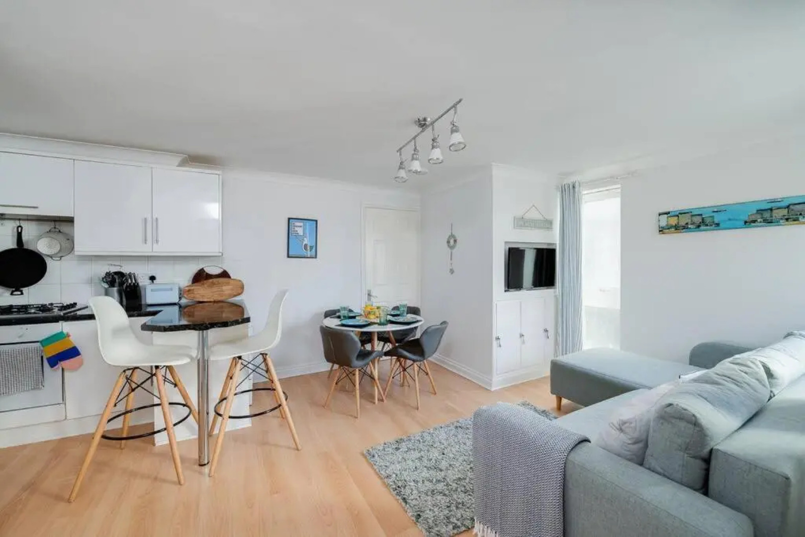 Cosy, nautical 2 bed, 5 mins stroll to Seafront