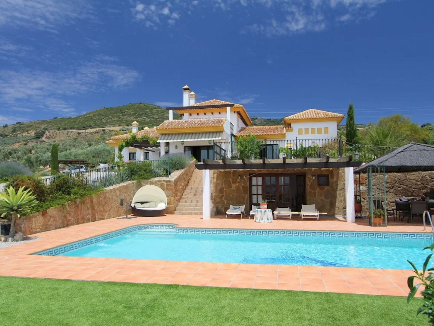 Luxury Villa with Great Mountain Views, Pool, Sauna, Jacuzzi And Padel Court