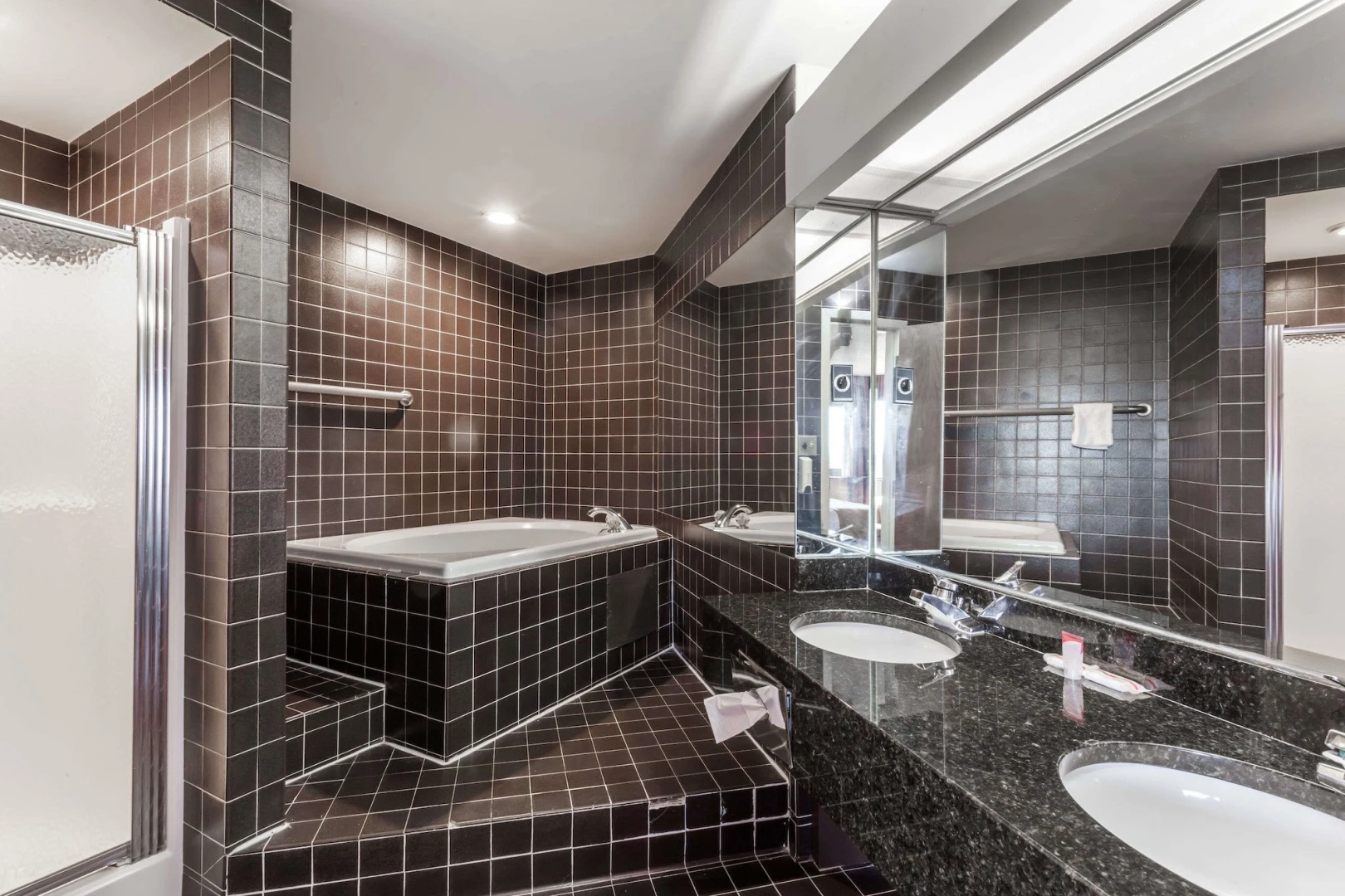 APM Inn and Suites