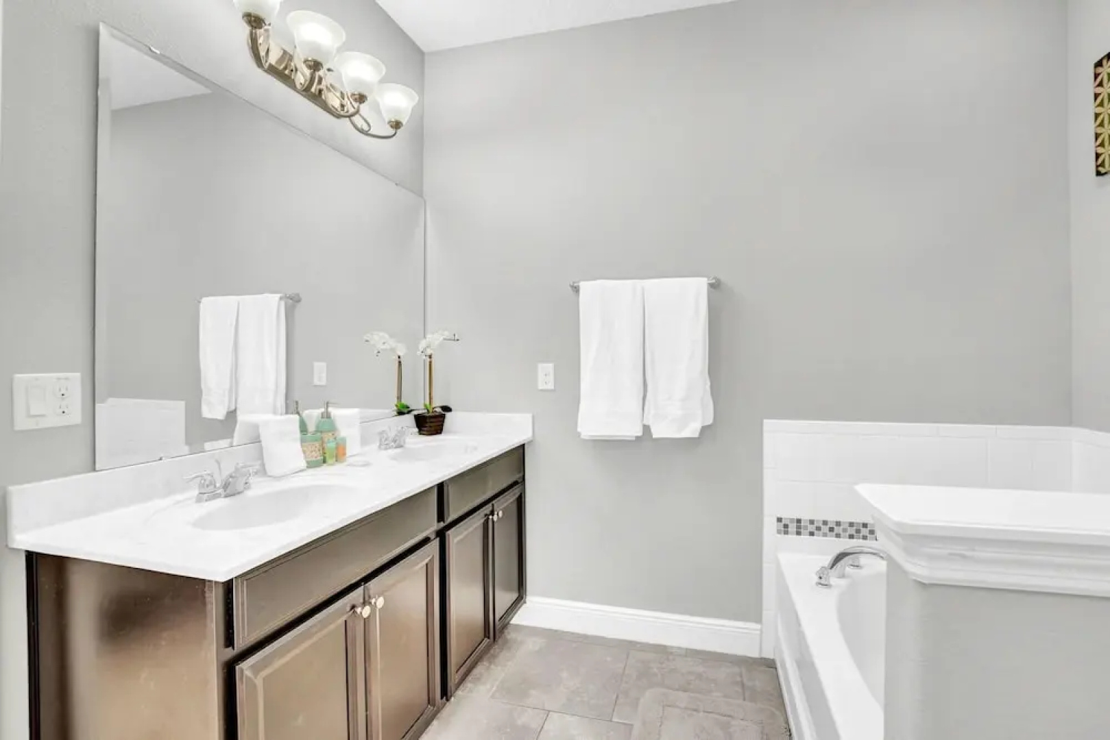 5BR Luxury Family Home - Pool BBQ and Netflix