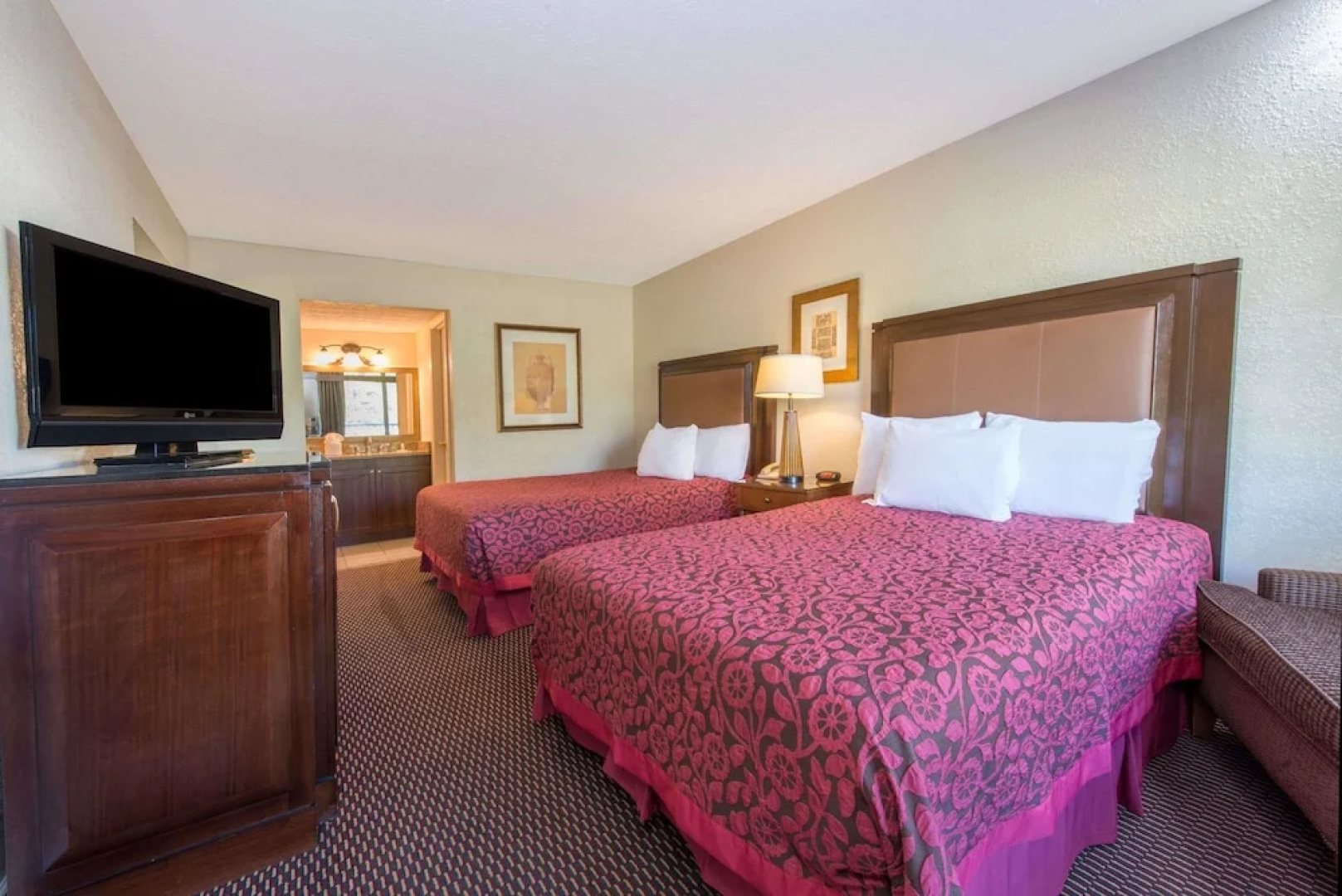 Days Inn & Suites By Wyndham Dayton North