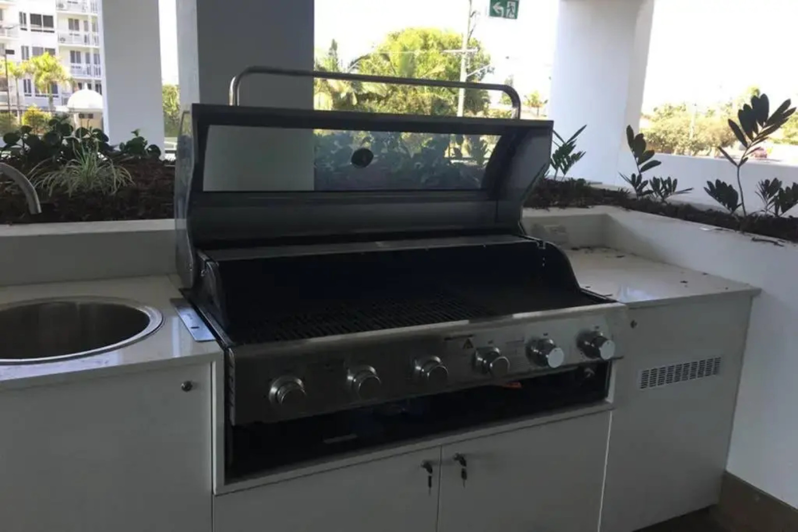 NEW UPMARKET COMFORTABLE 2 Bed, 2 Bath, OCEAN VIEWS, 250m to BUDDINA BEACH!