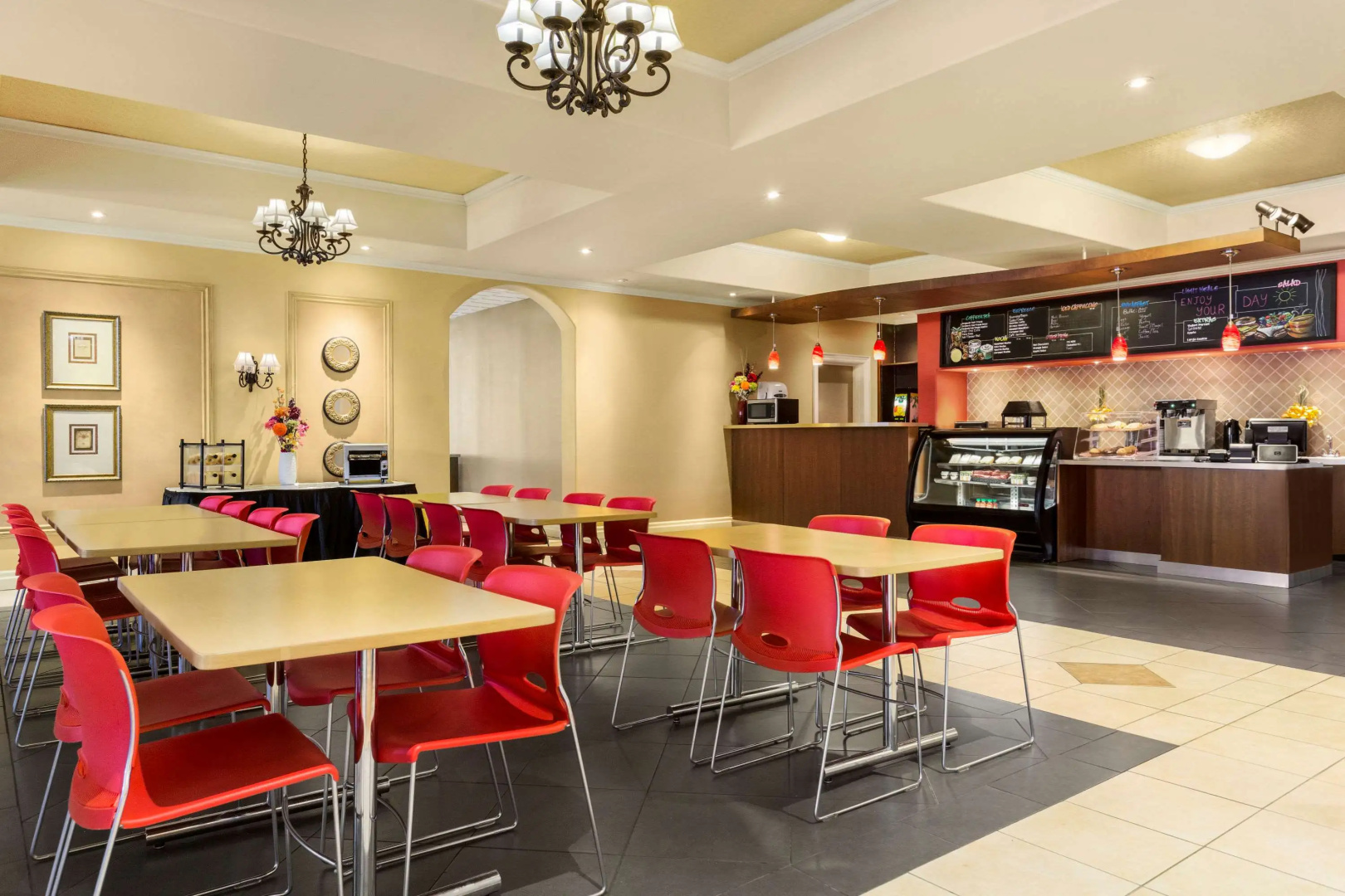 Days Inn & Suites by Wyndham Niagara Falls Centre St. By the Falls