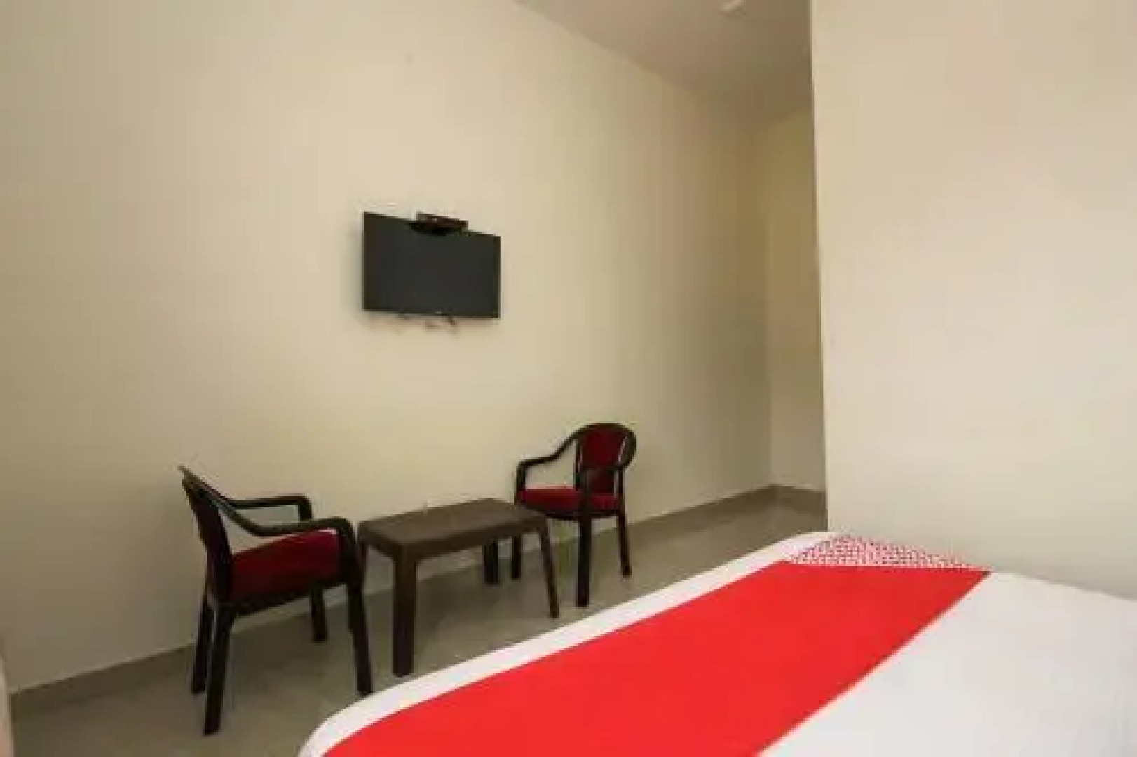 Gliders Holiday Inn by OYO Rooms