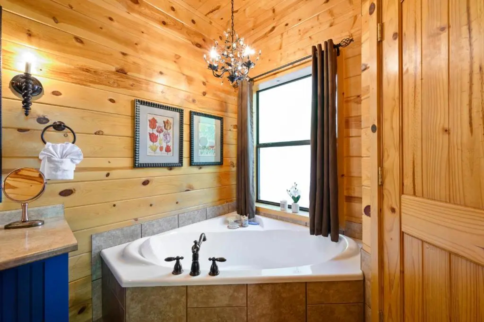 Hickory Bear - Secluded Cabin, Sleeps 10, New Hot Tub, Fire Pit, Arcade, Foosball Table & Deck Slide