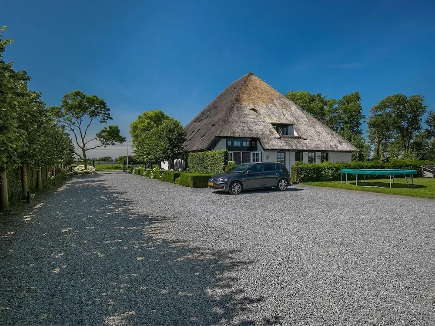 Spacious Holiday Home De Pauwenhof