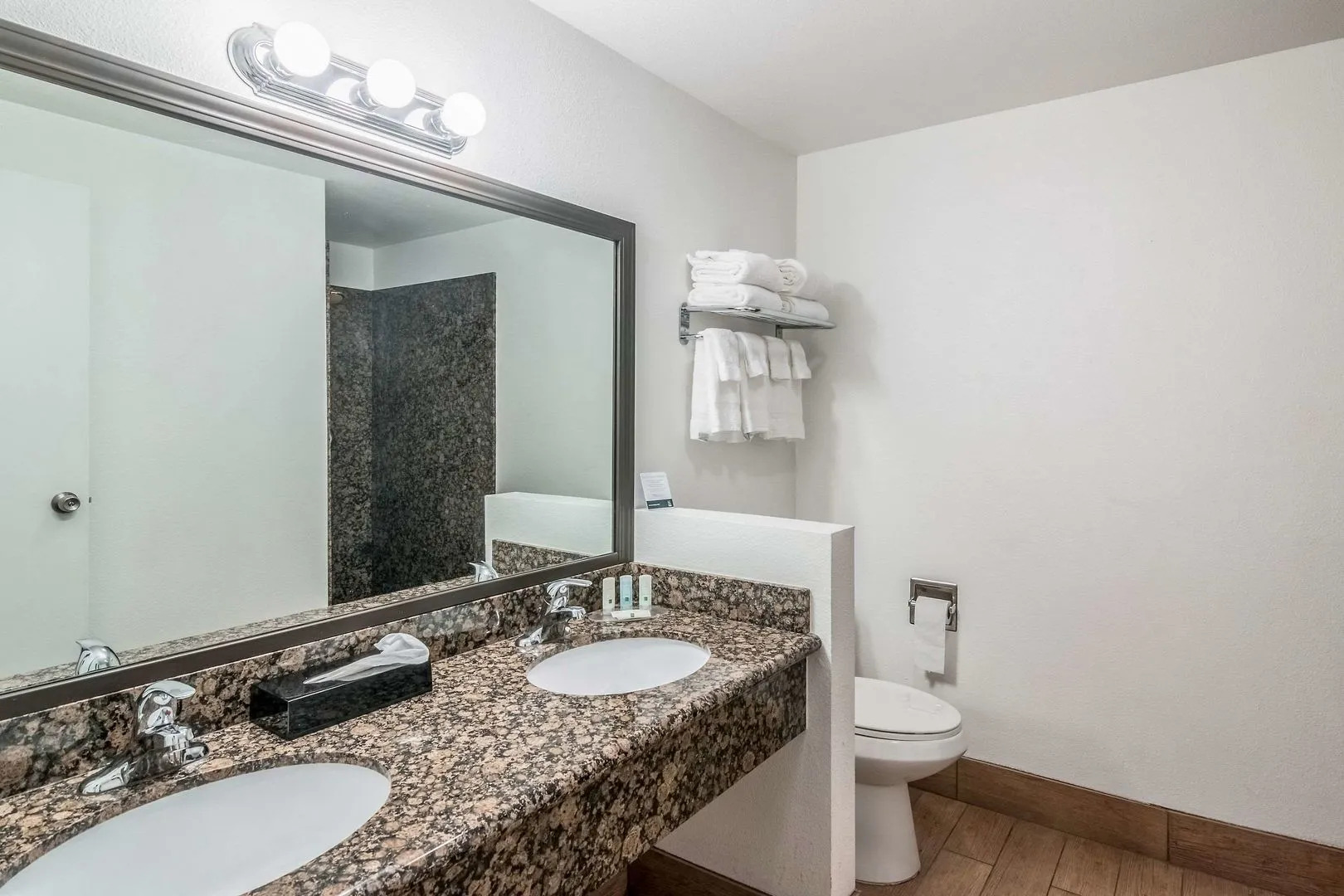 Quality Inn & Suites near Downtown Bakersfield