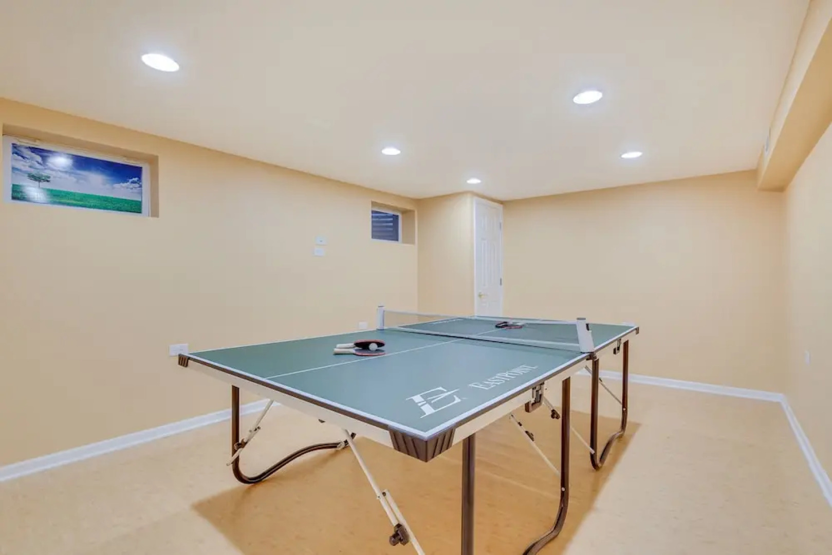 Fenced Backyard: Family Getaway in Des Plaines!