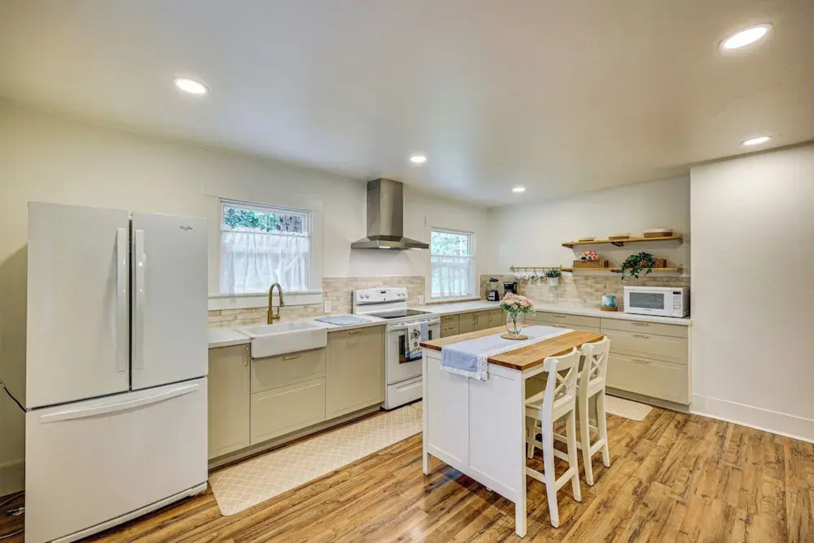 7 Mi to Mt Rainier NP: Home w/ Private Hot Tub!