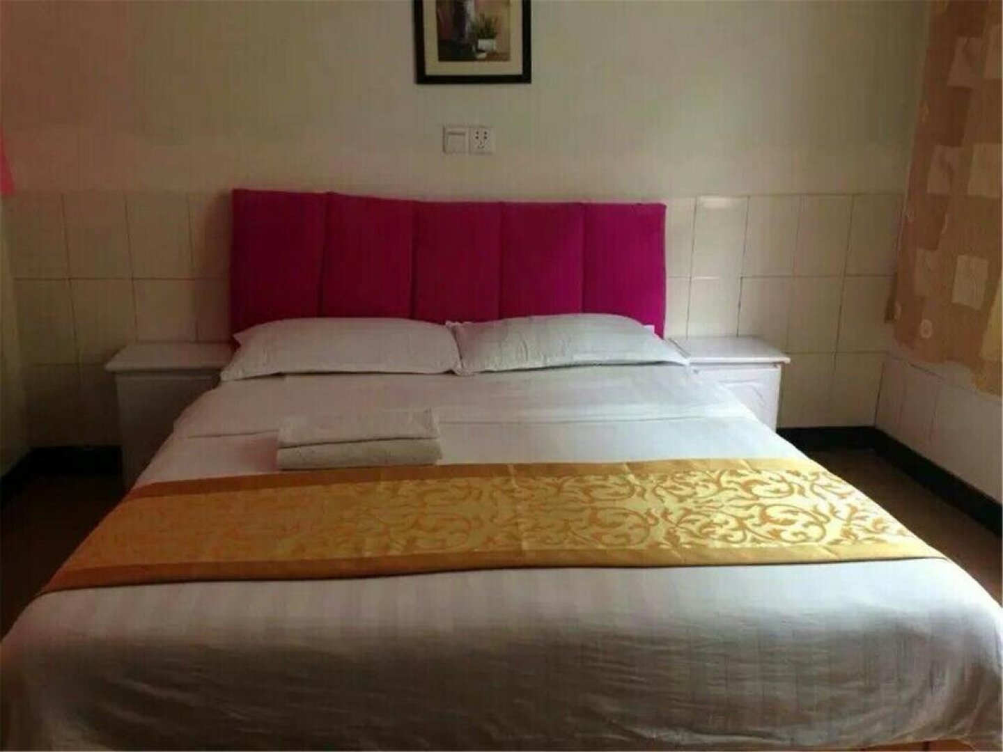 Lezhi Xinglong Hotel