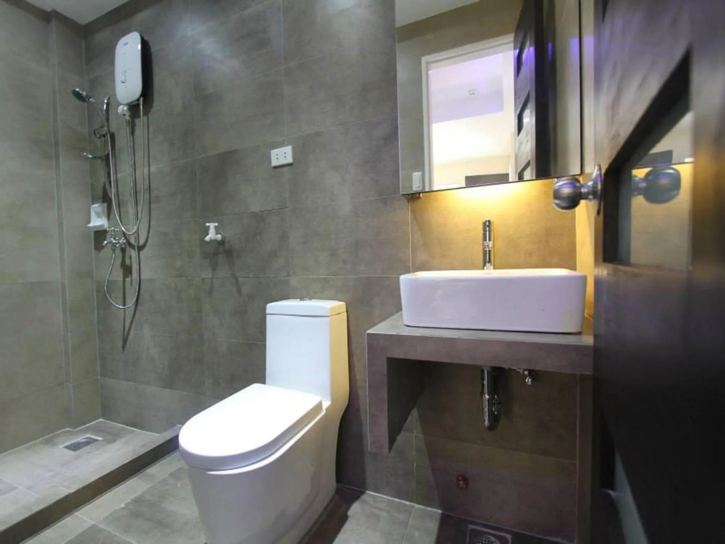 RedDoorz @ Grand Apartelle Hernan Cortes Cebu