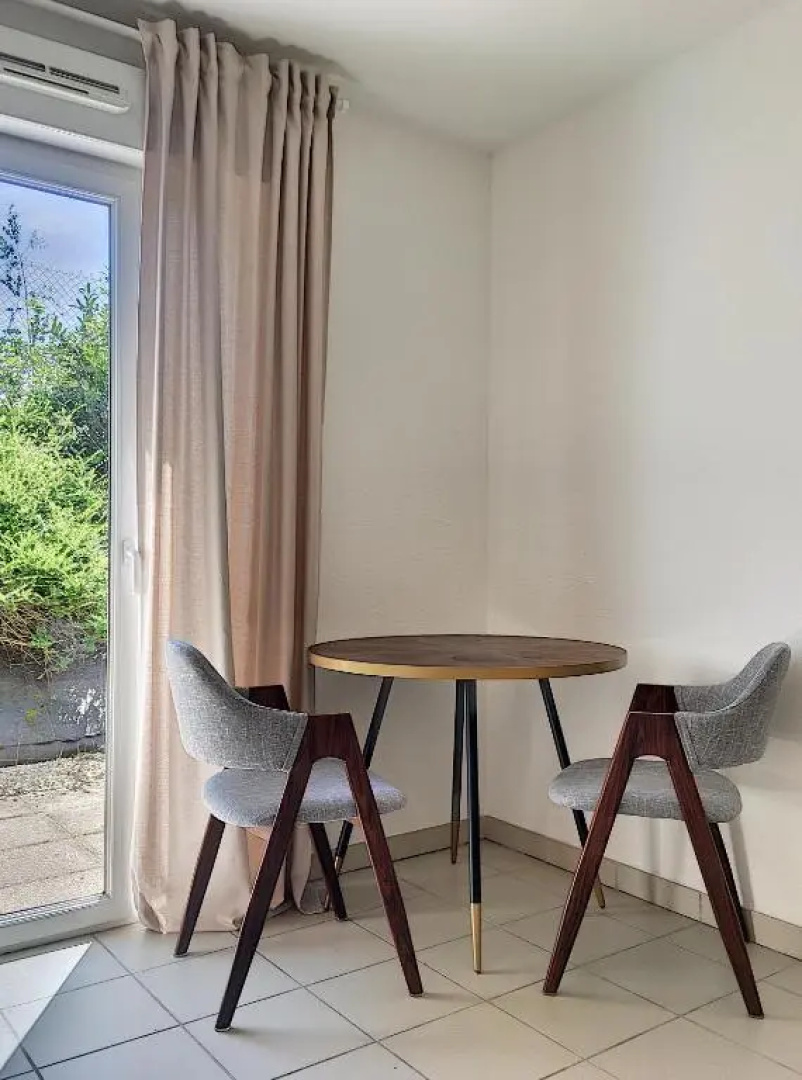 Studio en face Hopital Nord avec terrasse