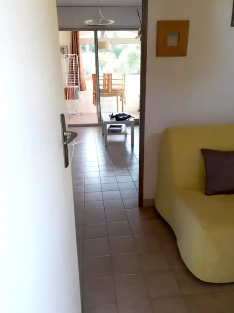 Studio in Sanary-sur-mer, With Wonderful Mountain View - 1 km From the Beach