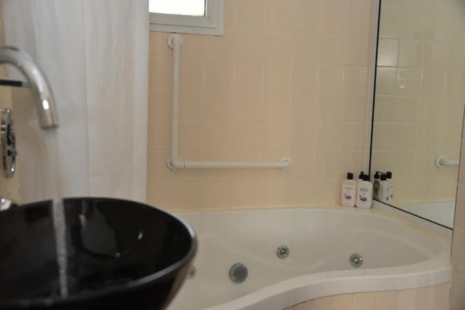 Nuriel Fruit & Guest House