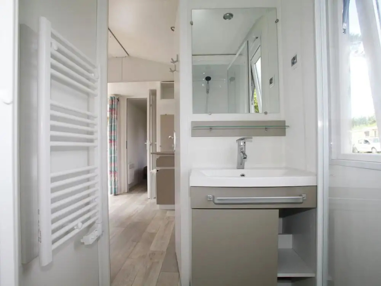 Well-kept chalet with a terrace at 800 m. from the beach