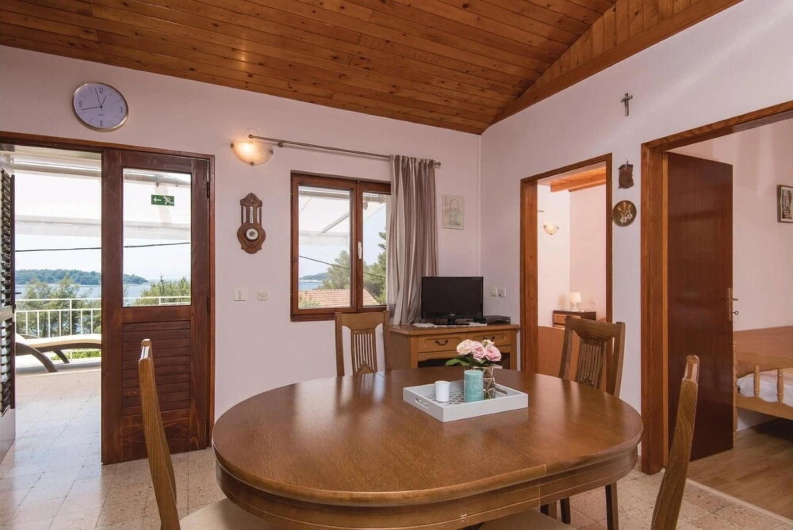 Awesome Home in Nova With Wifi and 4 Bedrooms