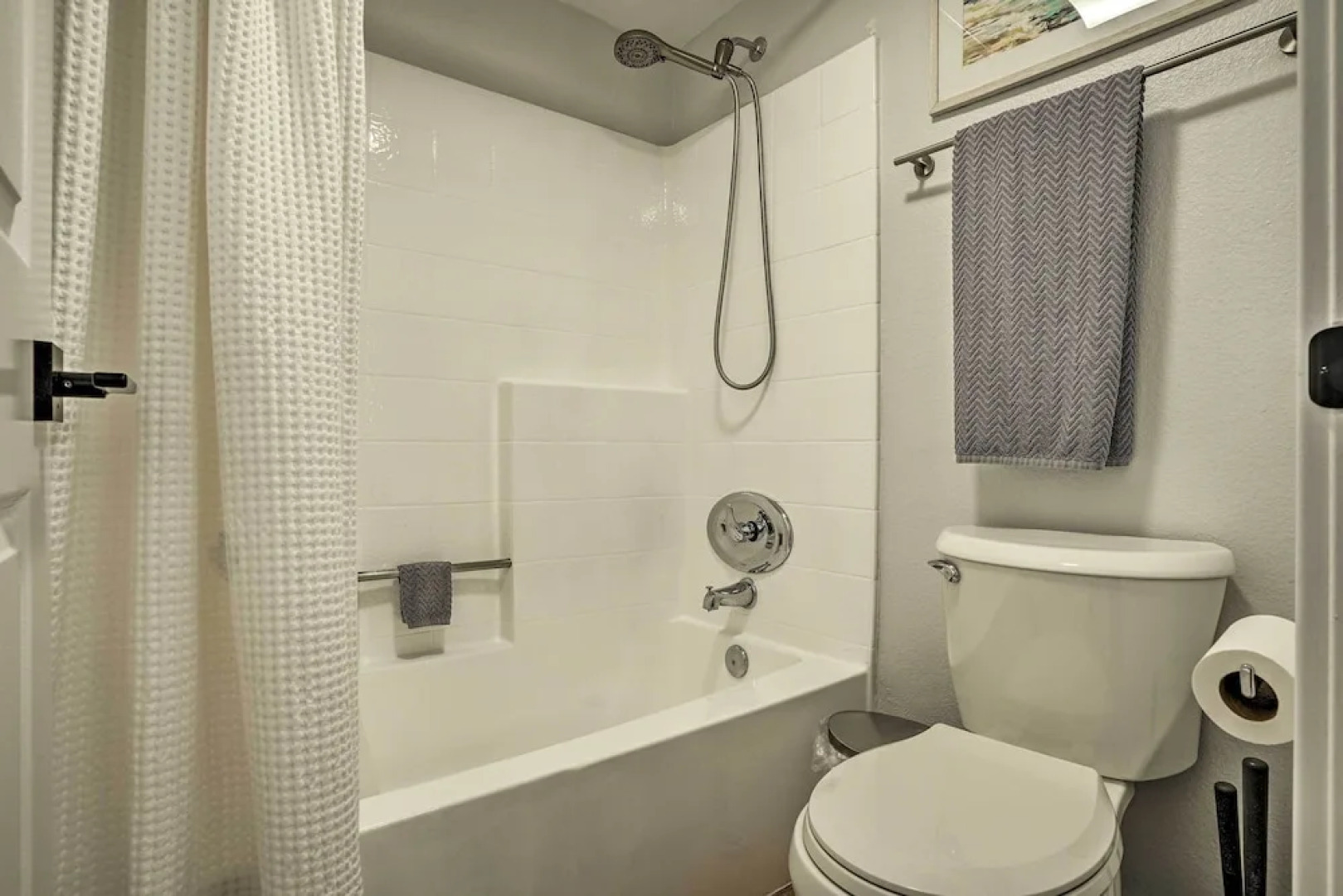 Cozy-chic Condo: Walk to Beach & Park!