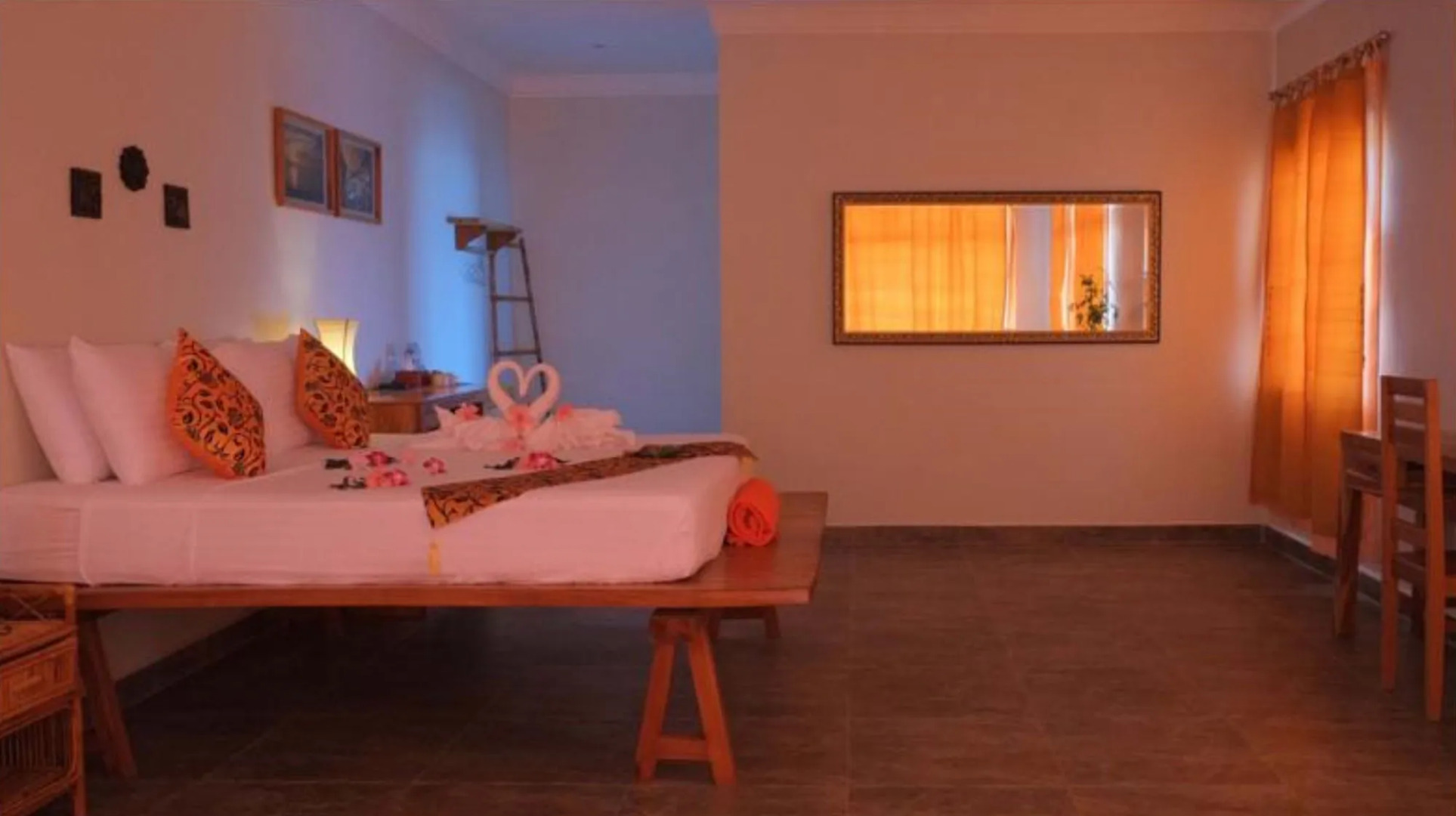 Two Moons Hotel - Hostel