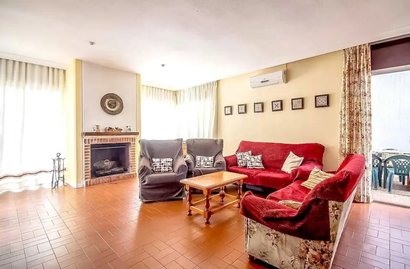 Villa With 5 Bedrooms in Valdecaballeros, With Wonderful Mountain View, Private Pool, Enclosed Garden