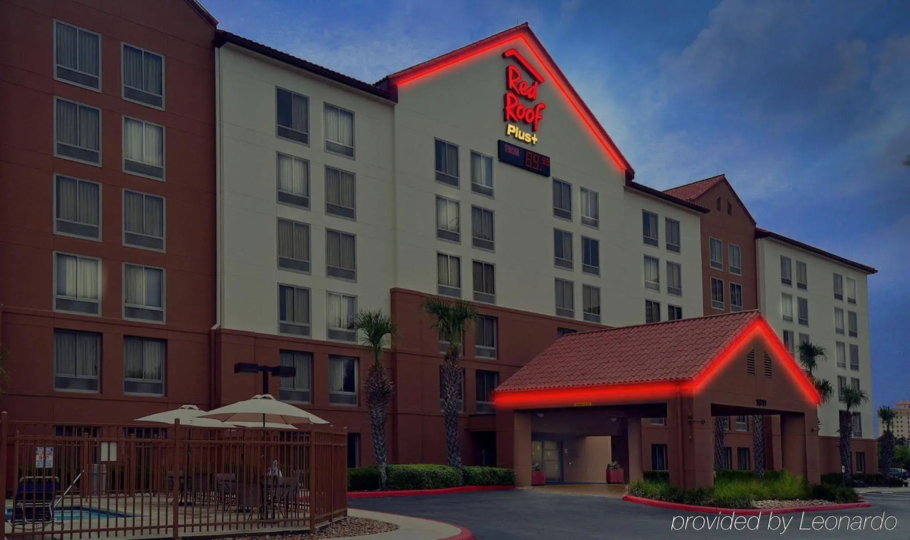 Red Roof Inn PLUS+ San Antonio Downtown - Riverwalk