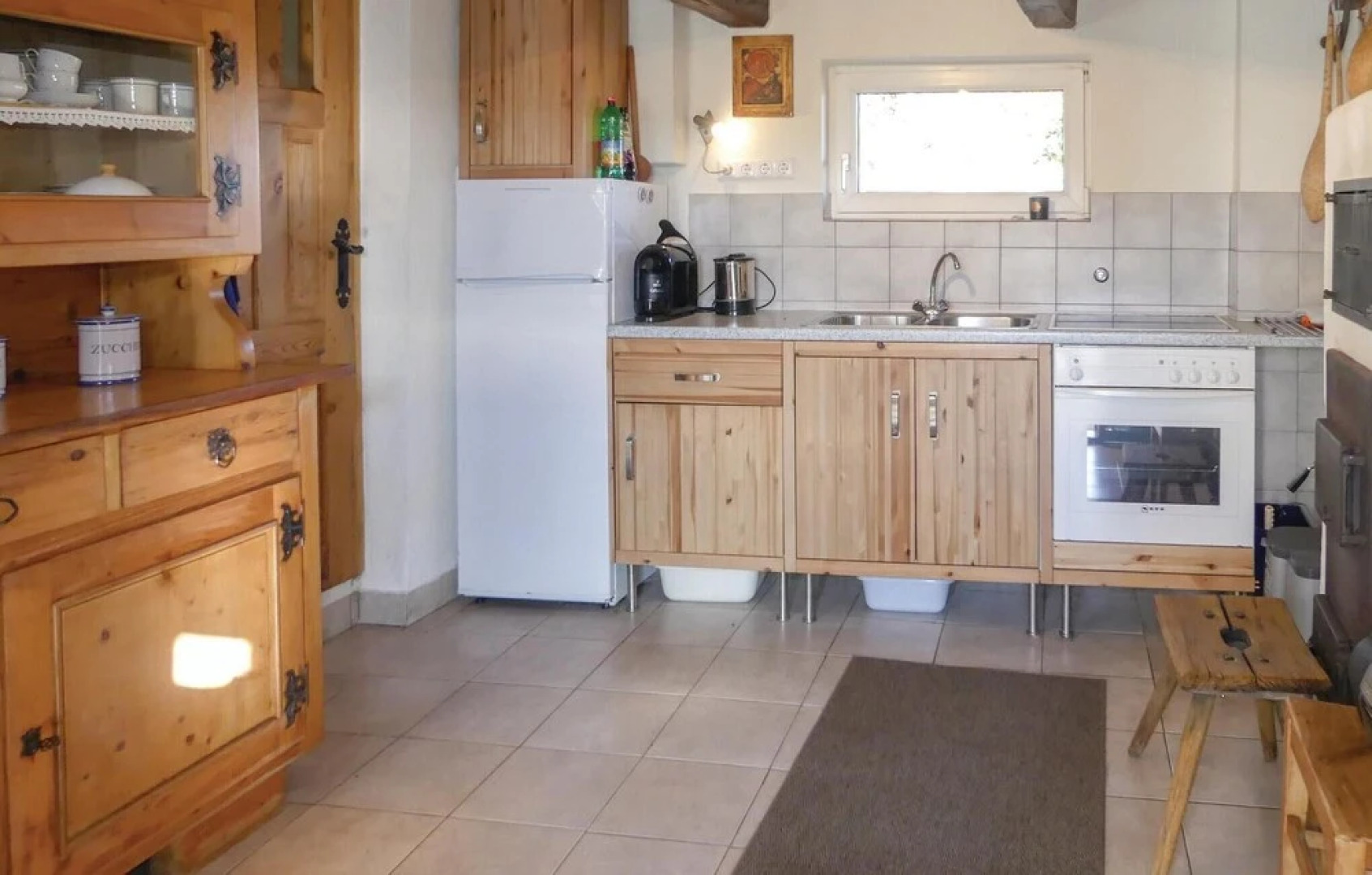 Stunning Home in Gaas With 2 Bedrooms