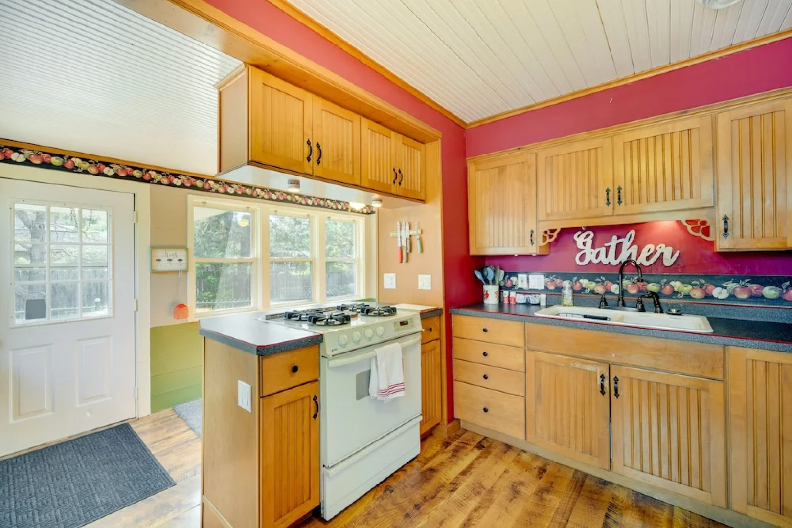 Lakefront Wisconsin Home - Deck, Fire Pit & Kayaks