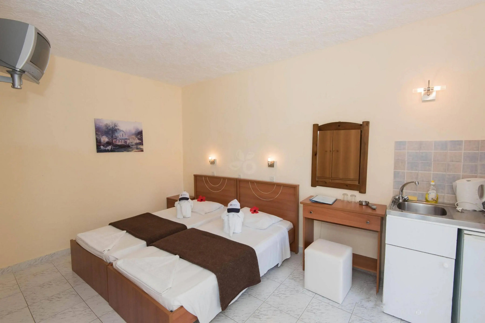 Leonidas Hotel and Studios