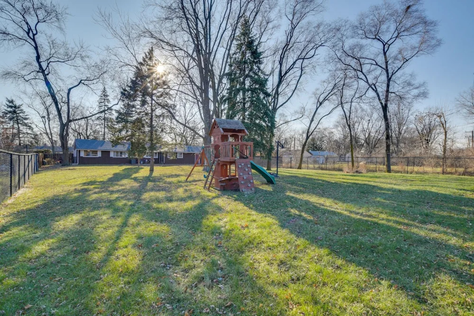 Country Club Hills Home: Walk to Rec Center!