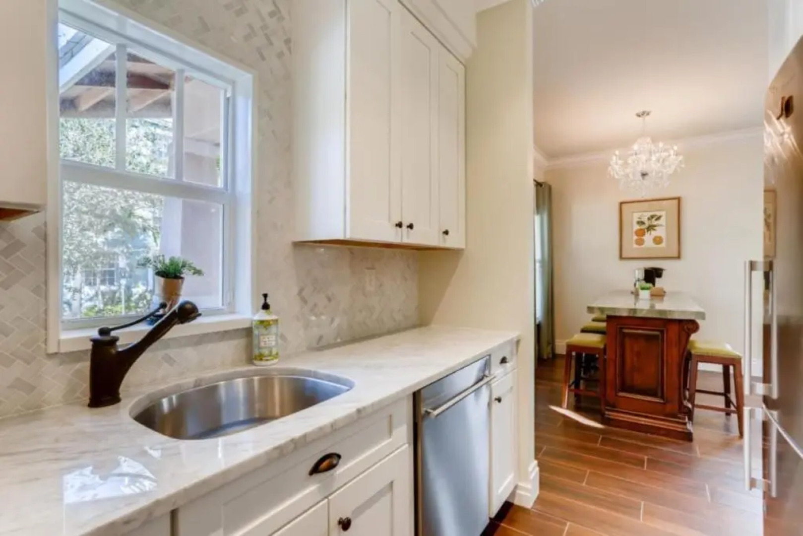 Pink House Modern 3bd 3ba Parking and Porch