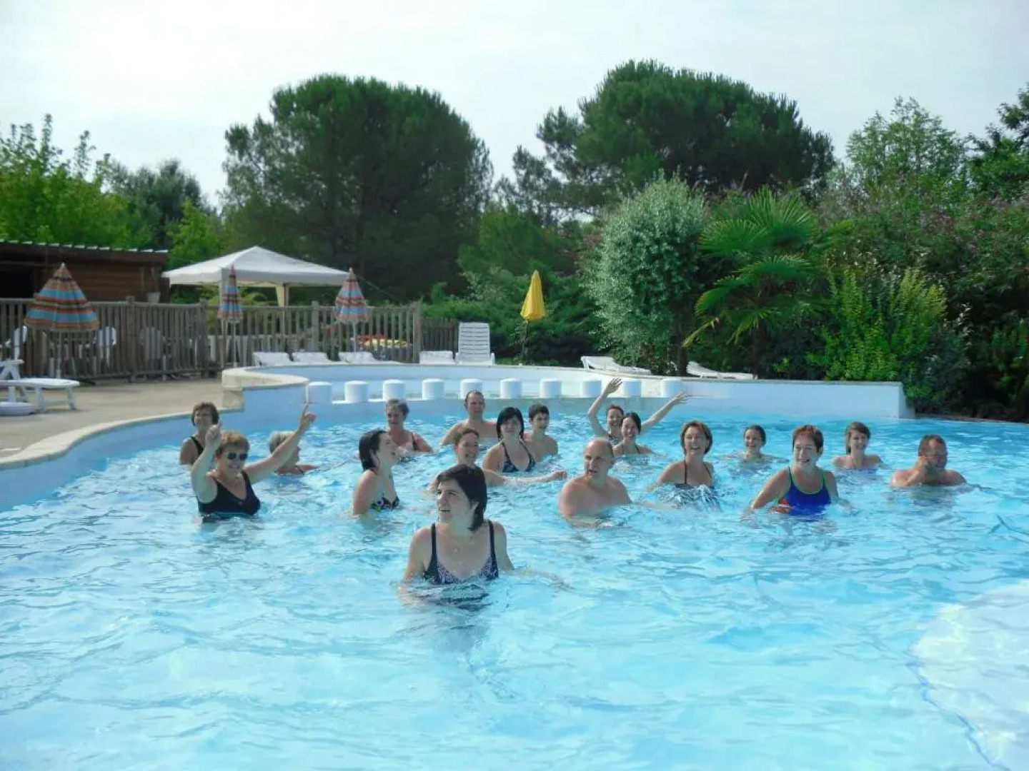 Maison de 2 chambres avec piscine partagee terrasse amenagee et wifi a Estang