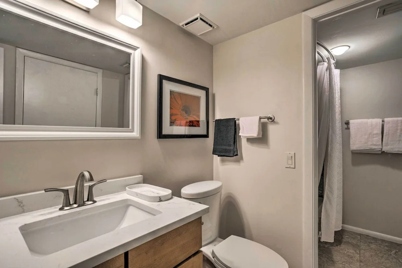 Jupiter Bay Condo w/ Pool < Half Mile to Beach!