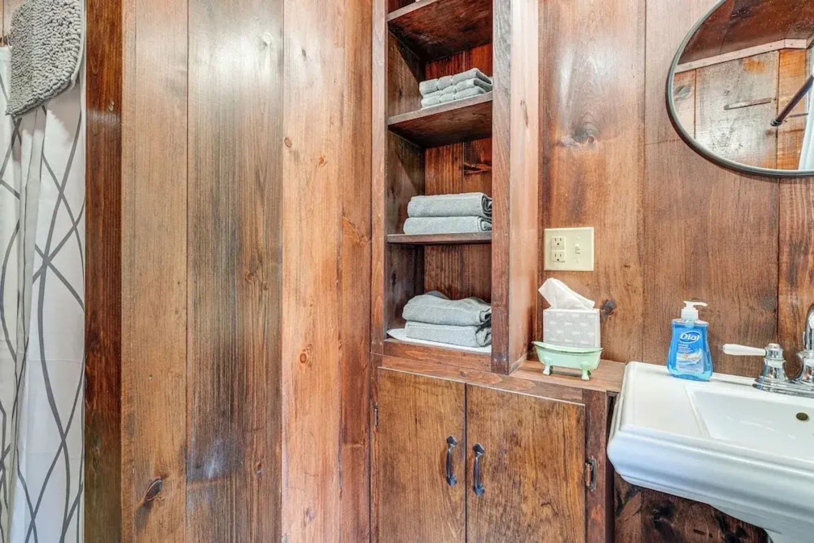 Walk to Barrett's Park: Wooded Cabin w/ Grill!