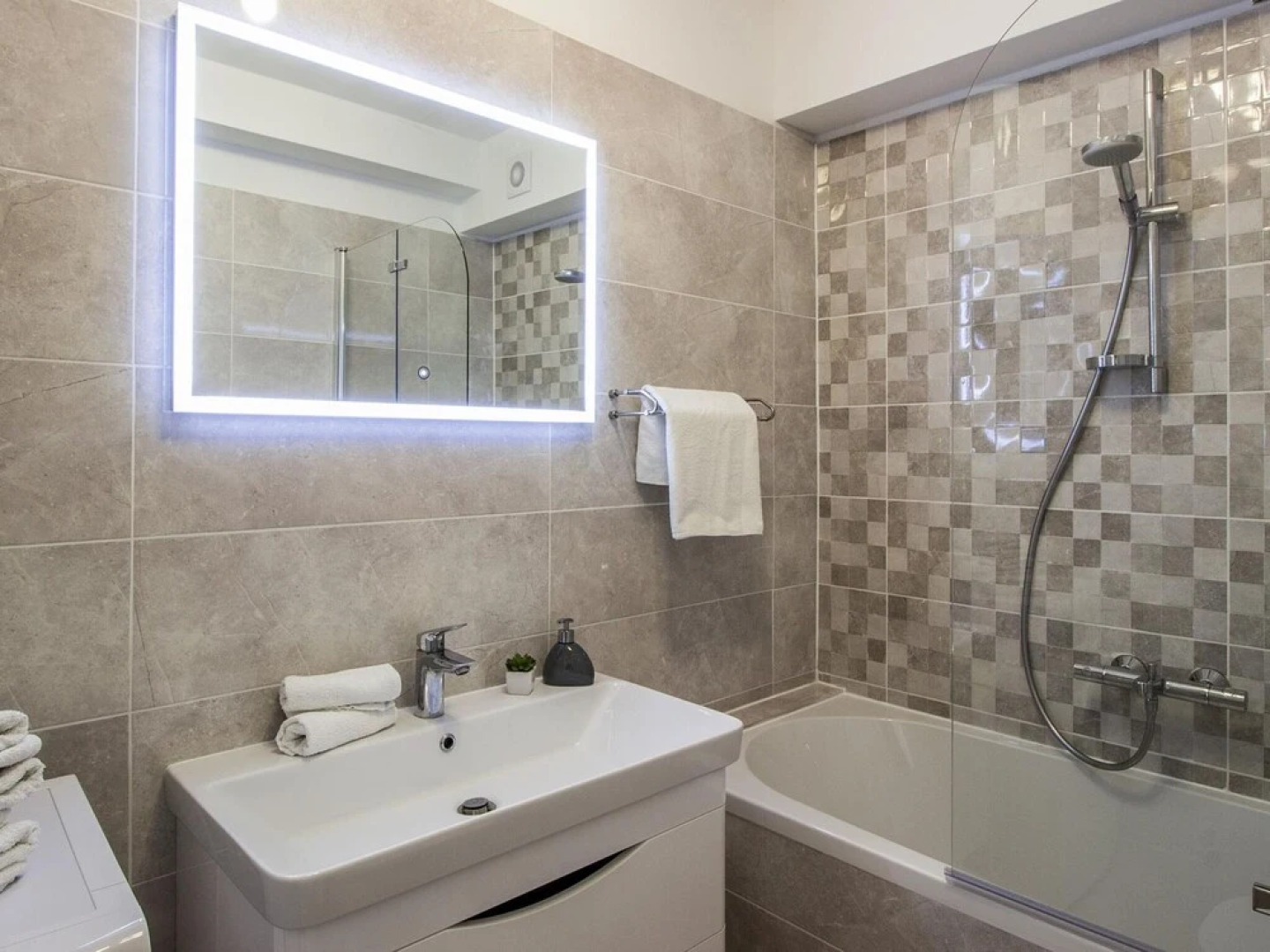 Premium Holiday Home in Kučine-Mravinci with Swimming Pool