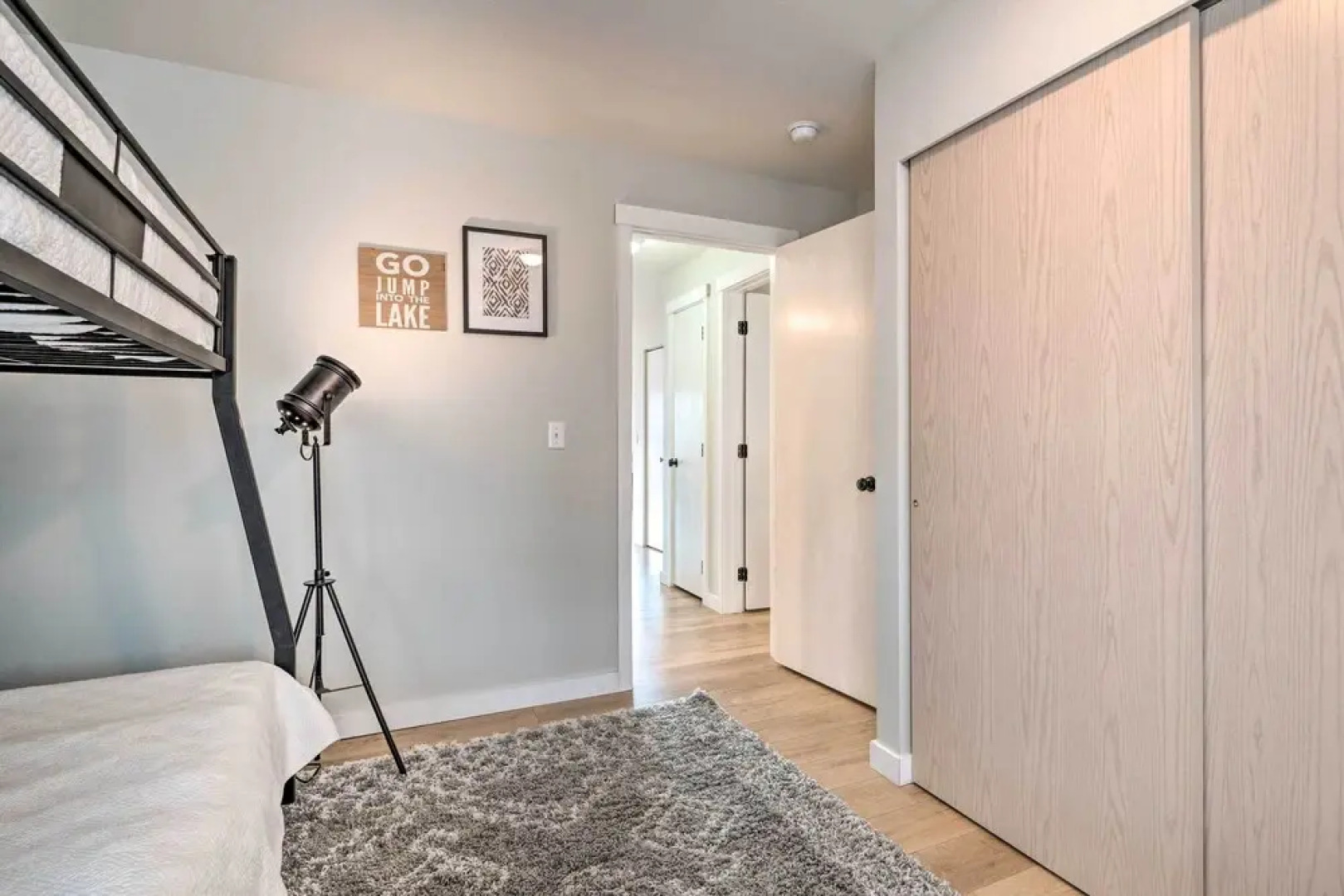 Chic Chelan Condo w/ Balcony, Walk to Lake & Dtwn!